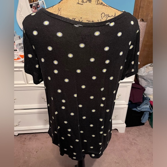 Black t-shirt with flower design - Picture 2 of 2